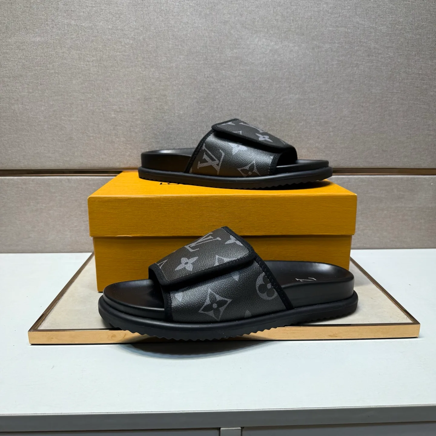 ⬛️Men's shoes 💰p320 [LV～] Men's casual slippers 2025z cabinet sales simultaneously 🔶Size: 38-44 #️⃣ 🔷3 colors🔜The upper is made of multi-material splicing ➕Genuine leather lining, comfortable and breathable, sole: original comfortable and wear-resistant outsole, ⚠️real thing📱photographed🎬real thing is better📢📢📢
